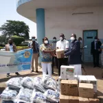 bouake-lutte-contre-le-covid-19-un-club-service-vole-au-secours-du-chu-1-tonne-de-riz-et-des-kits-sanitaires-offerts