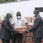 covid-19-50-millions-fcfa-de-kits-alimentaires-et-une-enveloppe-de-9-millions-fcfa-disponibles-pour-les-couches-defavorisees