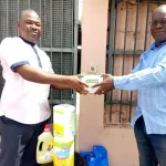 lutte-contre-le-covid-19-mathieu-crespin-offre-des-kits-sanitaires-aux-delegations-pdci-d-abobo