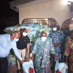 lutte-contre-le-covid-19-a-sakassou-des-cadres-et-elus-du-grand-centre-offrent-une-importante-quantite-de-vivres-et-de-gels-a-39-cantons