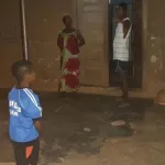 katiola-un-professeur-de-francais-en-etat-d-ivresse-met-son-fils-de-13-ans-dehors-en-plein-couvre-feu