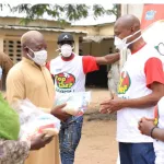 lutte-contre-le-covid-19-une-societe-de-produits-alimentaires-offre-des-vivres-a-deux-mille-familles-defavorisees-a-abobo