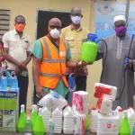 lutte-contre-la-propagation-du-coronavirus-une-ong-desinfecte-les-toilettes-publiques-des-marches-d-abobo