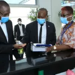 lutte-contre-le-covid-19-le-ministre-souleymane-diarrassouba-visite-des-industries-de-fabrication-de-gels-hydro-alcooliques
