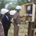 toulepleu-lutte-contre-le-covid19-denis-kah-zion-eclaire-le-quartier-beau-soleil-dans-le-noir-depuis-40-ans