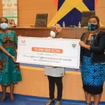 impact-economique-du-covid-19-la-secretaire-d-etat-myss-belmonde-dogo-remet-un-cheque-de-25-millions-fcfa-aux-acteurs-du-vivier