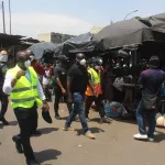 lutte-contre-la-propagation-de-la-covid-19-dr-emmou-distribue-des-cache-nez-aux-commercants-de-port-bouet