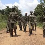 coronavirus-oume-de-jeunes-villageois-se-deguisent-en-fds-et-frappent-leurs-parents-a-l-heure-du-couvre-feu