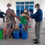 lutte-contre-le-covid-19-a-songon-dagbe-le-chef-nangui-mages-recoit-un-important-don-de-beugre-mambe