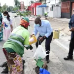 solidarite-ramadan-un-conseiller-du-president-ouattara-gate-les-balayeuses-les-transporteurs-des-etudiants-et-des-familles-a-abobo-et-anyama