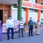 solidarite-covid-19-yves-konan-fait-d-importants-dons-aux-populations-d-adjame-et-les-sensibilise-au-respect-des-mesures-barrieres