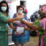 lutte-contre-le-covid-19-avec-le-soutien-de-children-of-africa-la-fondation-ked-offre-des-kits-alimentaires-a-500-familles