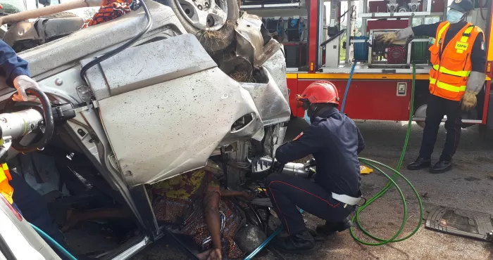 vendredi-noir-sur-l-autoroute-du-nord-un-vehicule-de-type-particulier-quitte-sa-voie-et-percute-un-camion-bilan-05-victimes-dont-03-morts