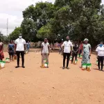 lutte-contre-le-covid-19-des-etudiants-solidaires-de-leurs-camarades-a-bouake-2-tonnes-de-riz-et-600-bidons-d-huile-offerts