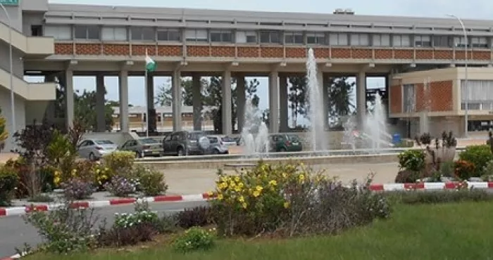 covid-19-apres-environ-deux-mois-de-fermeture-l-universite-felix-houphouet-d-abidjan-ouvre-ses-portes-voici-comment-se-deroulent-les-cours