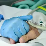 etats-unis-une-infirmiere-a-ete-suspendue-car-elle-aurait-vole-un-patient-mourant