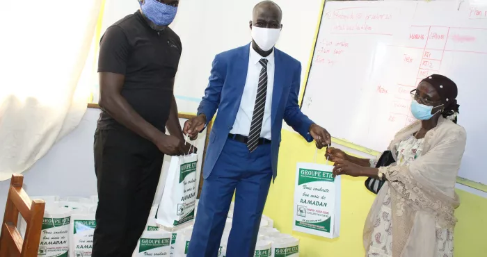 enseignement-superieur-un-fondateur-d-ecole-fait-don-de-kits-sanitaires-et-alimentaires-a-ses-enseignants