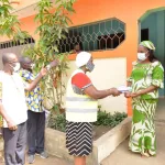 deuxieme-phase-de-distribution-des-sacs-poubelles-23-700-rouleaux-remis-a-des-menages-du-district-d-abidjan
