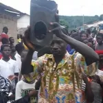 aboisso-des-objets-metalliques-spatiaux-tombent-dans-le-village-de-marechal-k-b