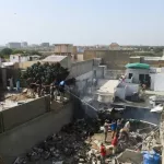 un-avion-de-la-compagnie-pakistan-international-s-ecrase-a-karachi-dans-la-capitale-du-sud-du-pakistan