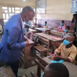 bouake-lutte-contre-la-covid-19-amadou-kone-fait-don-de-kits-sanitaires-aux-etablissements-scolaires