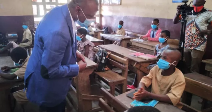 bouake-lutte-contre-la-covid-19-amadou-kone-fait-don-de-kits-sanitaires-aux-etablissements-scolaires