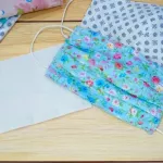 des-eleves-recoivent-des-masques-hors-d-usage