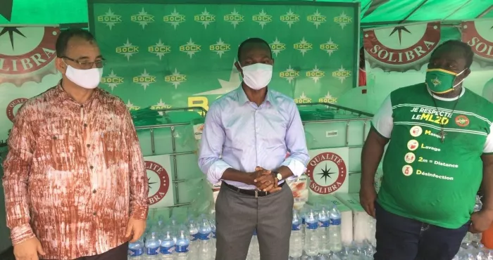 en-campagne-contre-la-covid-19-solibra-offre-des-equipements-de-protection-au-marche-de-jean-folly