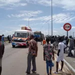 jacqueville-en-visite-sur-le-site-d-adoukro-le-directeur-de-cabinet-du-secretariat-d-etat-charge-des-logements-sociaux-agresse