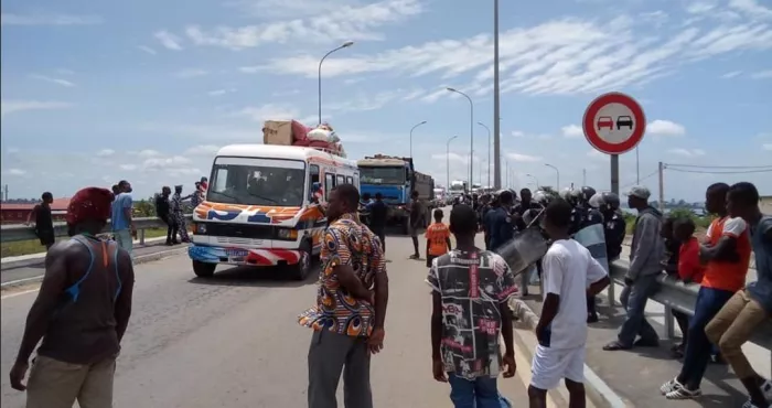 jacqueville-en-visite-sur-le-site-d-adoukro-le-directeur-de-cabinet-du-secretariat-d-etat-charge-des-logements-sociaux-agresse