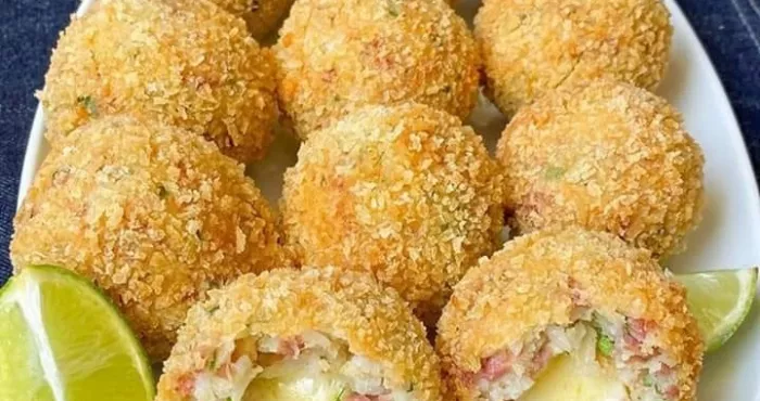 plat-de-resistance-gateau-au-riz-au-fromage-et-aux-saucisses