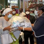 la-base-offre-des-masques-aux-commercantes-du-forum-des-marches