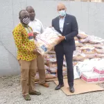 lutte-contre-le-coronavirus-la-direction-generale-et-les-administrateurs-d-un-groupe-medical-soulagent-le-personnel