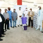 lutte-contre-le-coronavirus-le-port-autonome-d-abidjan-offre-des-kits-sanitaires-aux-populations-du-village-vridi-ako