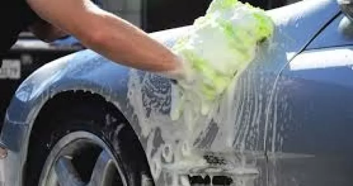lavage-manuel-solution-appropriee-pour-entretenir-sa-carrosserie