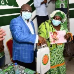 mme-henriette-bedie-offre-des-pagnes-a-des-femmes-a-abidjan-et-en-banlieue