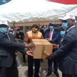 covid-19-distribution-gratuit-de-masque-a-la-population-un-conseiller-d-alassane-ouattara-opte-pour-le-corps-a-corps