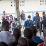 conditions-de-vie-des-detenus-dadi-seraphin-directeur-de-la-protection-des-droits-de-l-homme-aux-cotes-des-prisonniers-de-grand-bassam