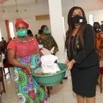 initiative-paniers-solidaires-myss-belmonde-dogo-distribue-des-vivres-aux-femmes-de-bonoua-et-d-adiake