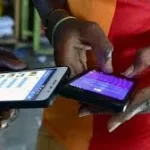 deux-plateau-dans-une-video-un-pasteur-delivre-sa-fille-a-l-aide-d-un-baton-de-cuisine