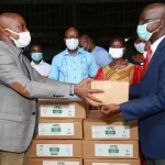 la-sgi-ci-distribue-4000-flacons-d-une-solution-hydroalcoolique-a-des-commercants