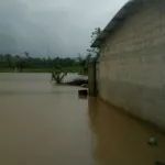 pluies-diluviennes-a-anyama-2-familles-bloquees-par-la-montee-des-eaux-et-isolees-du-reste-de-la-ville
