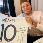 kylian-mbappe-rend-hommage-au-roi-pele-pour-le-50eme-anniversaire-de-sa-3eme-coupe-du-monde