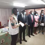 enrolement-sur-la-liste-electorale-le-ministre-adama-diawara-fait-don-de-4-500-timbres