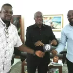 album-heritage-de-yode-et-siro-aby-raoul-le-maire-de-marcory-passe-une-commande-de-200-exemplaires