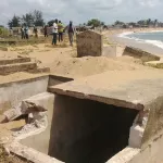 insolite-grand-lahou-plusieurs-tombes-emportees-par-la-mer