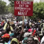 crise-socio-politique-au-mali-les-opposants-au-president-ibrahim-boubacar-keita-prennent-d-assaut-le-siege-de-la-chaine-de-television-publique-les-programmes-interrompus