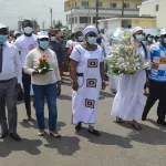 obseques-d-amadou-gon-la-mairie-et-la-population-de-koumassi-organisent-une-procession-pour-rendre-hommage-au-premier-ministre