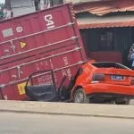accident-de-la-circulation-un-conteneur-tombe-sur-deux-taxis-compteur-a-adjame