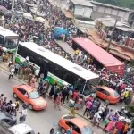 drame-a-adjame-un-conteneur-de-40-pieds-se-renverse-sur-deux-taxis-un-chauffeur-meurt-sur-le-coup